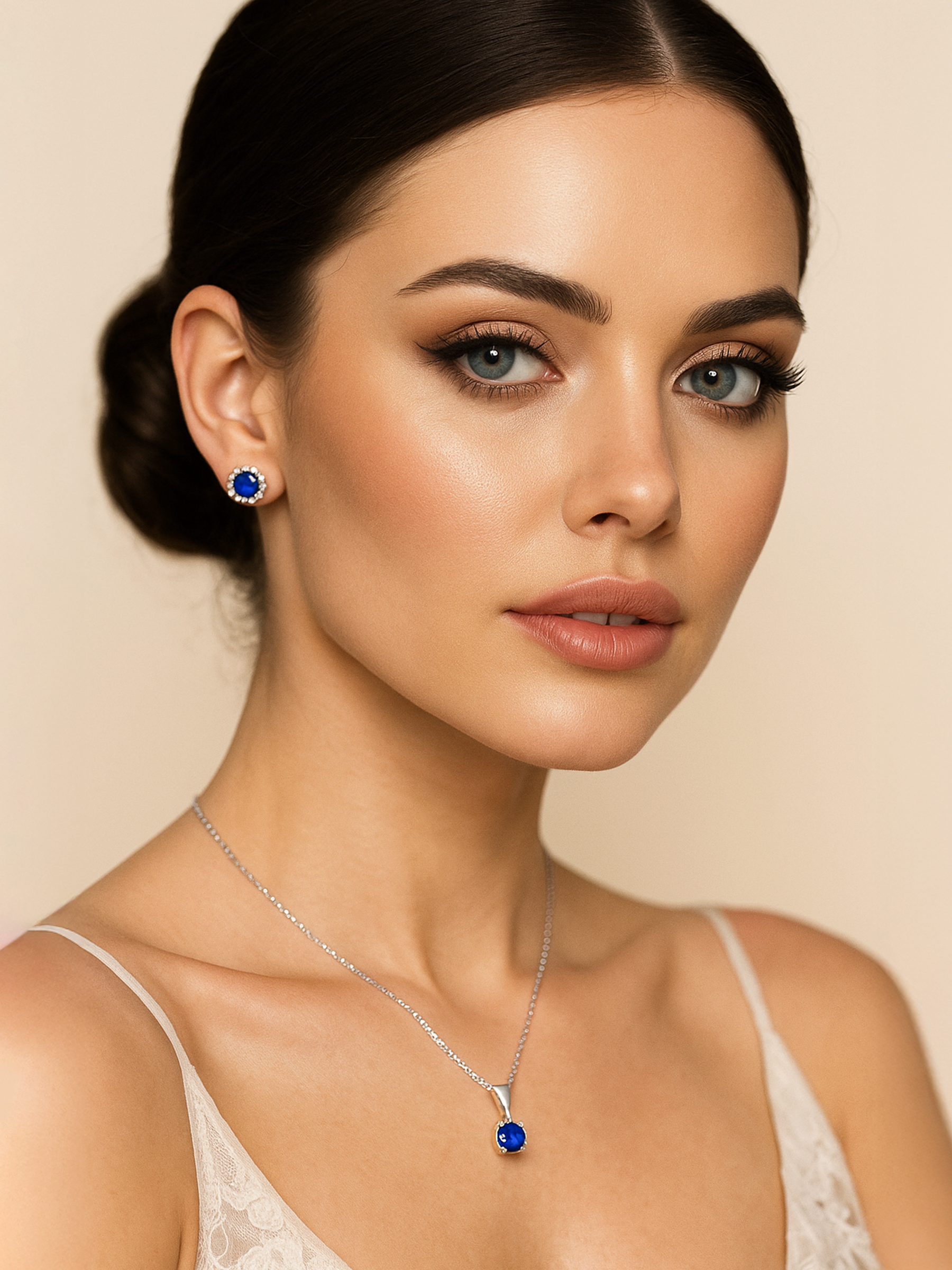 women wearing 1ct Blue Sapphire Pendant Necklace